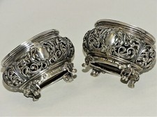 2 SUPPORTS SALIERES SEL POIVRE EN ARGENT STYLE ROCAILLE Poinçon illisible table