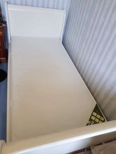 Lit blanc Louis Philippe 90x190, pin massif, sommier et matelas. Très bon état.