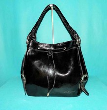 ARTHUR & ASTON grand sac en cuir verni noir porté épaule  format A4