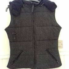 VESTE MATELASSEE SANS MANCHES A CAPUCHE