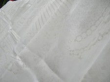 une nappe blanche neuve avec ses douze serviettes longeur 238cm