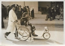 PHOTO PRESSE S.A.F.R.A + FAUTEUILS DUPONT PARIS : voiture de promenade à 3 roues