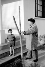 Enfant & son grand père jardin arbre taillé - Ancien négatif photo an. 1960