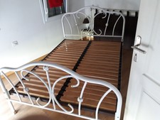 lit en tube blanc motif floral sur boule porcelaine