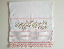 Serviette de toilette blanche  broderie fleurs dentelle fait main, saumon. Neuve