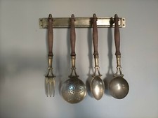 Arts décoratifs Cuisine Batterie décorative de grands couverts en laiton et bois