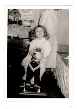PHOTO Cheval à bascule Jouer Jeu Petite Fille Enfant Chambre 1960 Toy Horse 