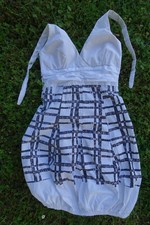 robe forme "boule" noir et blanc dos nu bretelles derrière le cou