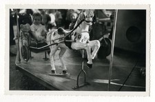 PHOTO ANCIENNE MANÈGE CHEVAL DE BOIS EN ENFANT Jeu Fête Foraine Snapshot Fille