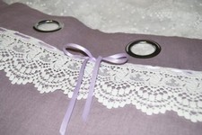 Rideaux shabby pur lin prêt à poser couleur lilas/mauve et dentelle coton écrue