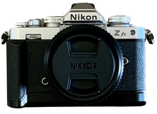 Kit Hybride NIKON Z fc + Nikkor 28 f/2.8 SE + Grip GR-1