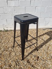 Lot de six tabourets hauts en tôle laquée noire style Tolix, h=76 cm