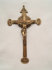 ancien Pendentif crois crucifix Christ bronze souvenir de la mission Années 1920