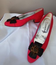 CHANEL - ESCARPINS ROUGE AVEC NOEUD TISSU SATINÉ NOIR IRISÉ - PETIT TALON- PT 37