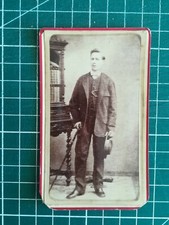 UF376 CDV Photo circa 1900 jeune homme en pied chapeau canne studio inconnu