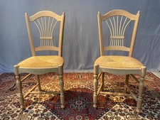2 chaises anciennes paillées couleur bois clair brut