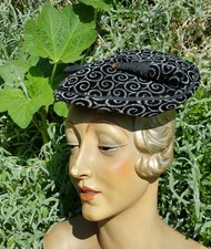 CHAPEAU NEUF VELOURS NOIR VOLUTES BLANCHES EN RELIEF AUTHENTIQUE BIBI VINTAGE 