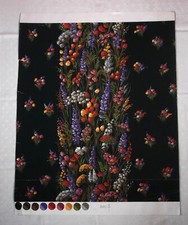 Grand projet de papier peint à fond noir 82 cm par 64 cm