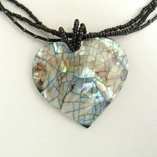 COLLIER PENDENTIF COEUR - idée cadeau - pavage NACRE grise