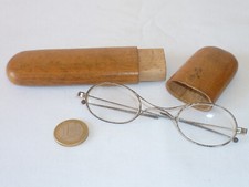 LUNETTES DE VUE FIN XIXème BRANCHES ARTICULÉES DANS SON ÉTUI EN BOIS (O)