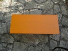 Bureau enfant orange sur tréteaux en assez bon état, quelques traces de feutre